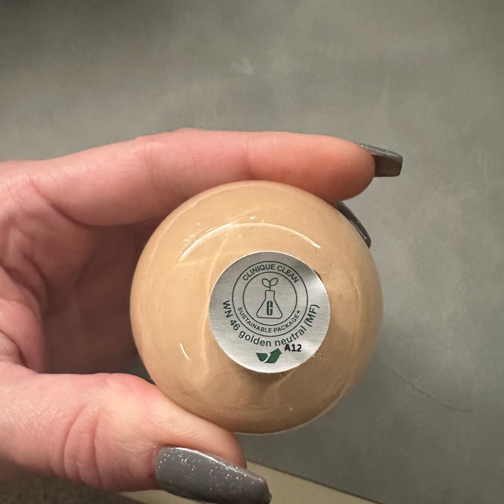 Clinique Even Better Clinical Foundation - WN 46 Golden Tan Neutral - Picture 2 of 2